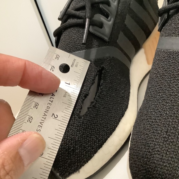 Womens 8/Mens 7 *TEAR* (pic) USED Adidas NMD R1 Core Black Carbon White GZ7997 - Picture 11 of 11